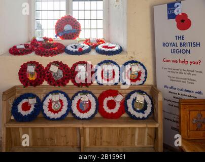 Dorfpfarrei Shotley, Suffolk, England, Großbritannien Royal British Legion Erinnerungskränze Stockfoto