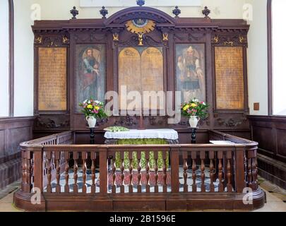 Dorfpfarrei Shotley, Suffolk, England, UK-Altarreredos in Heiligtum Stockfoto