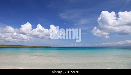 Das atemberaubende Meer am Strand La Pelosa in Stintino. Insel Sardinien, Italien Stockfoto