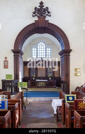 Dorfpfarrei Shotley, Suffolk, England, UK-Chorbogen und -Altar Stockfoto