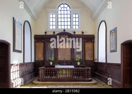 Dorfpfarrei Shotley, Suffolk, England, UK-Altarreredos in Heiligtum Stockfoto