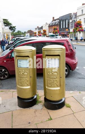 Zwei Goldpostboxen in der Bridge Street, Stratford upon Avon zu Ehren des olympischen Goldmedaillenruders James Roe aus der Stadt, Warwickshire, England, Großbritannien Stockfoto