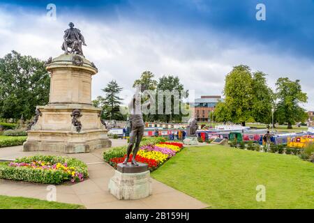 Das von Lord Ronald Gower entworfene Shakespeare-Denkmal ist umgeben von Figuren aus seinen Stücken, Stratford upon Avon, Warwickshire, England, Großbritannien Stockfoto