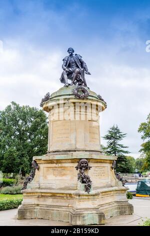 Das von Lord Ronald Gower entworfene Shakespeare-Denkmal ist umgeben von Figuren aus seinen Stücken, Stratford upon Avon, Warwickshire, England, Großbritannien Stockfoto