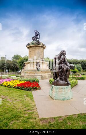 Das von Lord Ronald Gower entworfene Shakespeare-Denkmal ist umgeben von Figuren aus seinen Stücken, Stratford upon Avon, Warwickshire, England, Großbritannien Stockfoto