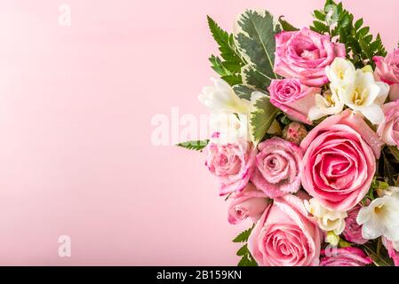 Schöne und zarte Blumenstrauß in den Hut, nettes Geschenk Konzept Stockfoto