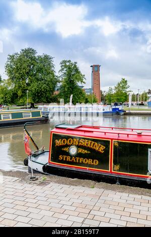 Farbenfrohe Lastkähne und Langboote, die im Becken von Stratford upon Avon Canal, am Fluss Avon, Warwickshire, England, Großbritannien, verlandet sind Stockfoto