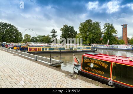 Farbenfrohe Lastkähne und Langboote, die im Becken von Stratford upon Avon Canal, am Fluss Avon, Warwickshire, England, Großbritannien, verlandet sind Stockfoto