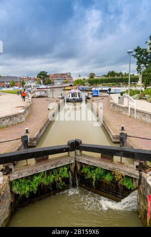 Ein farbenfrohes Langboot führt Touristen durch das Stratford upon Avon Canal Bassin, das sich auf den Fluss Avon, Warwickshire, England, Großbritannien erstreckt Stockfoto