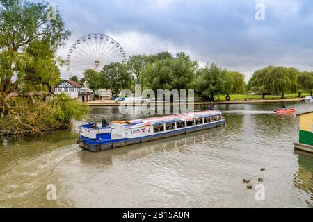 Ein farbenfrohes Langboot führt Touristen durch die Schleuse Stratford upon Avon Canal und auf den Fluss Avon, Warwickshire, England, Großbritannien Stockfoto