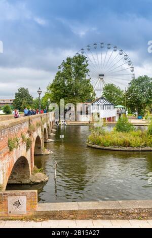 Die ursprüngliche Brücke aus Backstein über den Fluss Avon in Stratford upon Avon, Warwickshire, England, Großbritannien Stockfoto