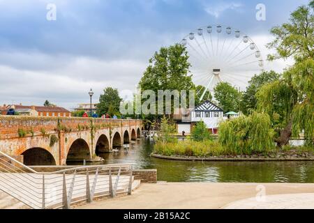 Die ursprüngliche Brücke aus Backstein über den Fluss Avon in Stratford upon Avon, Warwickshire, England, Großbritannien Stockfoto