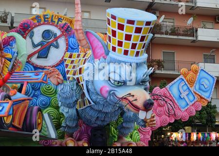 Acireale (CT), Italien - 16. Februar 2020: Detail einer allegorischen Floskel, die eine Maus während des Karnevalsumzugs entlang der Straßen von Acireale zeigt. Stockfoto