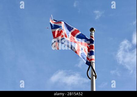 Flagge des Union Jack, die im Wind fliegt. Stockfoto