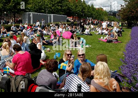 Menschen auf dem Karl-XII-Platz in der Stockholmer Stadt während der Hochzeit zwischen der Prinzessin Victoria und Prinz Daniel. Die Hochzeit von Victoria, der Prinzessin der Krone von Schweden, und Daniel Westling fand am 19. Juni 2010 in der Stockholmer Kathedrale statt.Stockholm 2010-06-19 Foto Jeppe Gustafsson Stockfoto