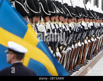 Stockholm, Schweden 2010-06-19 Königliche Wachen bereiten sich vor der Hochzeit zwischen der Prinzessin Victoria und Prinz Daniel auf das Cortege vor. Die Hochzeit von Victoria, der Prinzessin der Krone von Schweden, und Daniel Westling fand am 19. Juni 2010 im Stockholmer Dom statt. Foto Jeppe Gustafsson Stockfoto