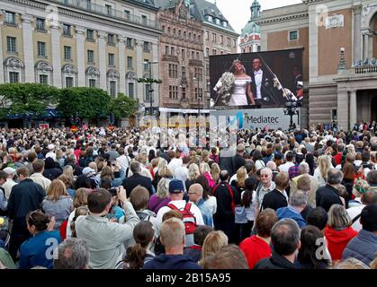 Crown Princess Victoria und Prinz Daniel sagen ja zueinander, in Live-Übertragung von SVT auf der großen Leinwand, vor der Menge auf dem Gustaf Adolf Platz. Die Hochzeit von Victoria, der Prinzessin der Krone von Schweden, und Daniel Westling fand am 19. Juni 2010 in der Stockholmer Kathedrale statt.Stockholm 2010-06-19 Foto Jeppe Gustafsson Stockfoto