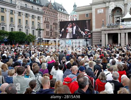 Crown Princess Victoria und Prinz Daniel sagen ja zueinander, in Live-Übertragung von SVT auf der großen Leinwand, vor der Menge auf dem Gustaf Adolf Platz. Die Hochzeit von Victoria, der Prinzessin der Krone von Schweden, und Daniel Westling fand am 19. Juni 2010 in der Stockholmer Kathedrale statt.Stockholm 2010-06-19 Foto Jeppe Gustafsson Stockfoto