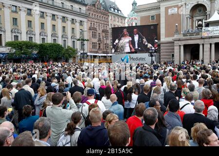 Crown Princess Victoria und Prinz Daniel sagen ja zueinander, in Live-Übertragung von SVT auf der großen Leinwand, vor der Menge auf dem Gustaf Adolf Platz. Die Hochzeit von Victoria, der Prinzessin der Krone von Schweden, und Daniel Westling fand am 19. Juni 2010 in der Stockholmer Kathedrale statt.Stockholm 2010-06-19 Foto Jeppe Gustafsson Stockfoto