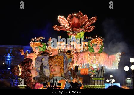 Acireale (CT), Italien - 16. Februar 2020: Detail einer allegorischen Floskel, die die Figuren der Schönheit und des Tieres während des Karnevalsumzugs al darstellt Stockfoto