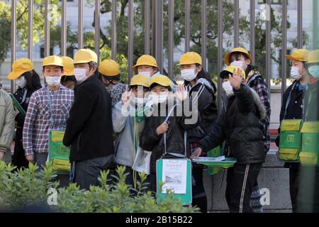 Gruppe von Kindern mit Schutzmasken auf einem Spaziergang von der Schule in Tokio, Japan - 25. januar 2011 Stockfoto