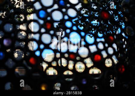 Blick durch die Kreise einer skulpturalen Balustrade am Place Colette, Paris Metro, Blick heraus, Galerie du Théatre Français, 75001 Paris, Frankreich Stockfoto