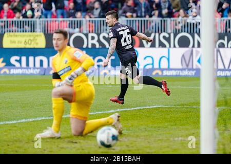 Sandhausen, Deutschland. Februar 2020. Fußball: 2. Bundesliga, 23. Spieltag, SV Sandhausen - Karlsruher SC, im Hardtwaldstadion. Karlsruher Torschütze Jerome Gondorf (r) jubelt hinter Sandhausens Torhüter Martin Fraisl über das Tor zum 0:1. Kredit: Uwe Anspach / dpa - WICHTIGER HINWEIS: Gemäß den Vorschriften der DFL Deutsche Fußball Liga und des DFB Deutscher Fußball-Bund ist es untersagt, im Stadion und/oder aus dem fotografierten Spiel in Form von Sequenzbildern und/oder videoähnlichen Fotoserien auszunutzen oder auszunutzen./dpa/Alamy Live News Stockfoto