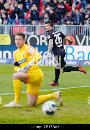 Sandhausen, Deutschland. Februar 2020. Fußball: 2. Bundesliga, 23. Spieltag, SV Sandhausen - Karlsruher SC, im Hardtwaldstadion. Karlsruher Torschütze Jerome Gondorf (r) jubelt hinter Sandhausens Torhüter Martin Fraisl über das Tor zum 0:1. Kredit: Uwe Anspach / dpa - WICHTIGER HINWEIS: Gemäß den Vorschriften der DFL Deutsche Fußball Liga und des DFB Deutscher Fußball-Bund ist es untersagt, im Stadion und/oder aus dem fotografierten Spiel in Form von Sequenzbildern und/oder videoähnlichen Fotoserien auszunutzen oder auszunutzen./dpa/Alamy Live News Stockfoto