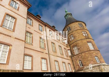 Blick auf das Schloss Montbeliard am sonnigen Tag im französischen Doubs Stockfoto