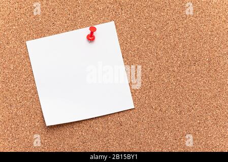 Leeres Papier, auf der Platine als Cork Tree mit rotem Stift, Konzept, Büro Stockfoto