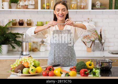 Lebensmittel-Blogger. Frau, die ein Foto von Gemüse und Obst macht Stockfoto