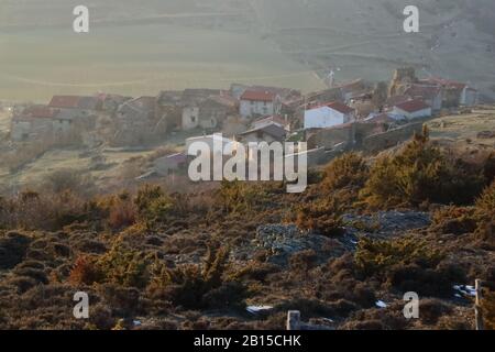 Landschaft Sonnenuntergang in Sarnago verlassenen Dorf in Soria Provinz, Spanien Stockfoto