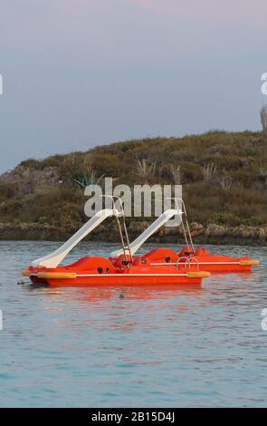 Tretboote in der Nähe der Strandlinie am Nissi Strand auf Zypern. Stockfoto