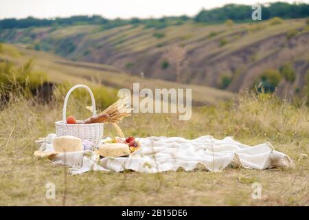 Stilvolle Sommer Picknick auf einer weißen Decke. In einem malerischen Ort der Natur der Hügel Stockfoto