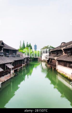 Die traditionelle chinesische Architektur säumte die Wasserkanäle mit der Bailischen Pagode im Hintergrund der Stadt Tongxiang Wuzhen, die in der Provinz Zhejiang liegt. Stockfoto