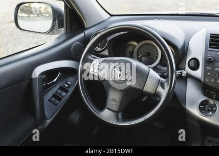 DNIPRO, UKRAINE - 19. FEBRUAR 2020: TOYOTA RAV4 2006 GRAU, RAD GESCHLOSSEN Stockfoto