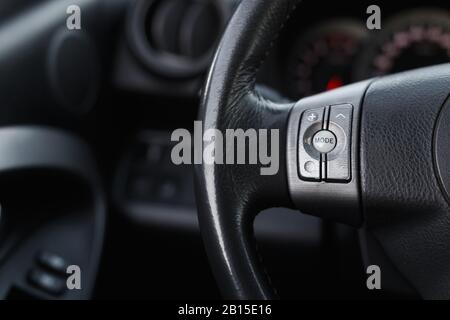 Bedientasten am Lenkrad in einem modernen Auto, Schließen Stockfoto