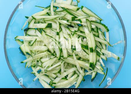 Gehackte Gurkenscheiben in Glasküssel für grünen Salat Stockfoto