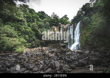 Der Wasserfall Llanos de Cortez in Costa Rica. Stockfoto