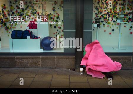 Schlafen Sie rauh vor dem John Lewis Store in Cambridge, England, Großbritannien. Januar 2017 Stockfoto