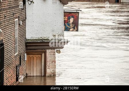 Überschwemmungen in York, nachdem der Fluss Ouse seine Ufer platzte, als ein drittes aufeinanderfolgendes Wochenende stürmischen Wetters bereits Sodden-Gemeinden weiteres Hochwasser Elend bringt. Stockfoto