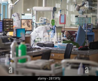 (200223) -- WUHAN, 23. Februar 2020 (Xinhua) -- medizinische Mitarbeiter aus der Provinz Jiangsu arbeiten auf einer Intensivstation des Ersten Krankenhauses von Wuhan City in Wuhan, der zentralchinesischen Provinz Hubei, 22. Februar 2020. Medizinisches Personal aus dem ganzen Land hat alles getan, um die COVID-19-Patienten auf den Intensivstationen im Krankenhaus zu behandeln. (Xinhua/Xiao Yijiu) Stockfoto