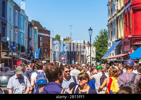 London, Großbritannien - 30. Juni 2018: Portobello Road Market, der weltweit größte Antiquitätenmarkt, der jede Art von Antiquitäten und Sammlerstücken verkauft Stockfoto