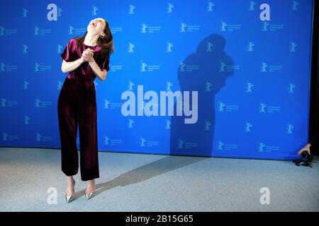 Berlin, Deutschland. Februar 2020. 70. Berlinale, Photocall, Wettbewerb, Undine: Schauspielerin Paula Beer. Das Internationale Filmfestival findet vom 20.02. Bis 01.03.2020 statt. In der rechten unteren Ecke befindet sich eine Remote-Kamera. Credit: Gregor Fischer / dpa / Alamy Live News Stockfoto