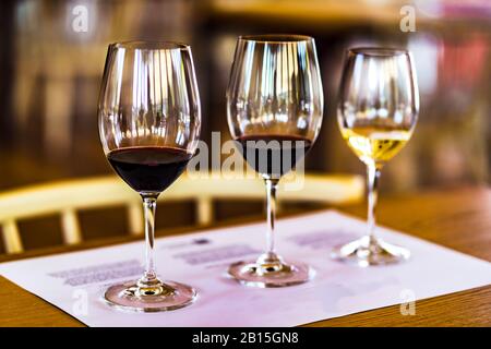 Blick auf die Degustation von weißem und rotem Portwein im Verkostungsraum, Portugal Stockfoto