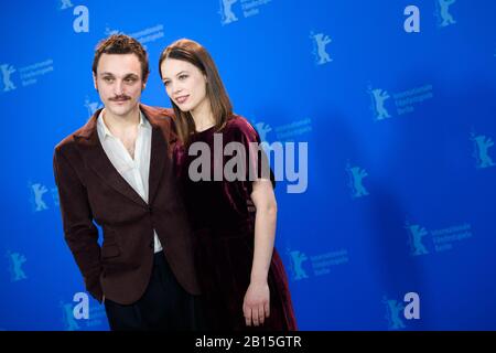 Berlin, Deutschland. Februar 2020. 70. Berlinale, Photocall, Wettbewerb, Undine: Schauspieler Franz Rogowski und Schauspielerin Paula Beer. Das Internationale Filmfestival findet vom 20.02. Bis 01.03.2020 statt. Credit: Gregor Fischer / dpa / Alamy Live News Stockfoto