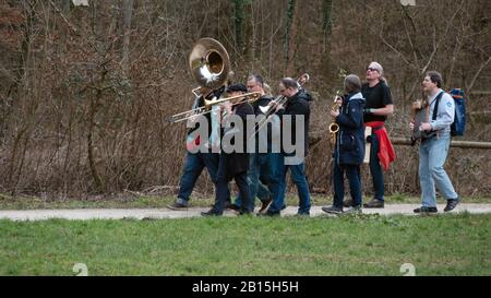 Im Wald spielt eine kleine Blaskapelle Stockfoto