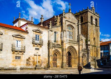 Blick auf Die Kathedrale Unserer Lieben Frau Von Mariä Himmelfahrt In Lamego, Portugal Stockfoto