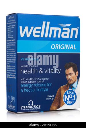 London, Großbritannien - 12. FEBRUAR 2020: Packung Wellman Original Vitamine mit 29 Nährstoffen auf Weiß. Stockfoto