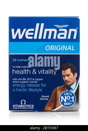 London, Großbritannien - 12. FEBRUAR 2020: Packung Wellman Original Vitamine mit 29 Nährstoffen auf Weiß. Stockfoto